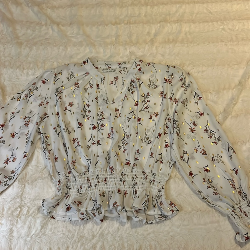 Beautiful floral blouse and has a stretchy waistline and wrist.